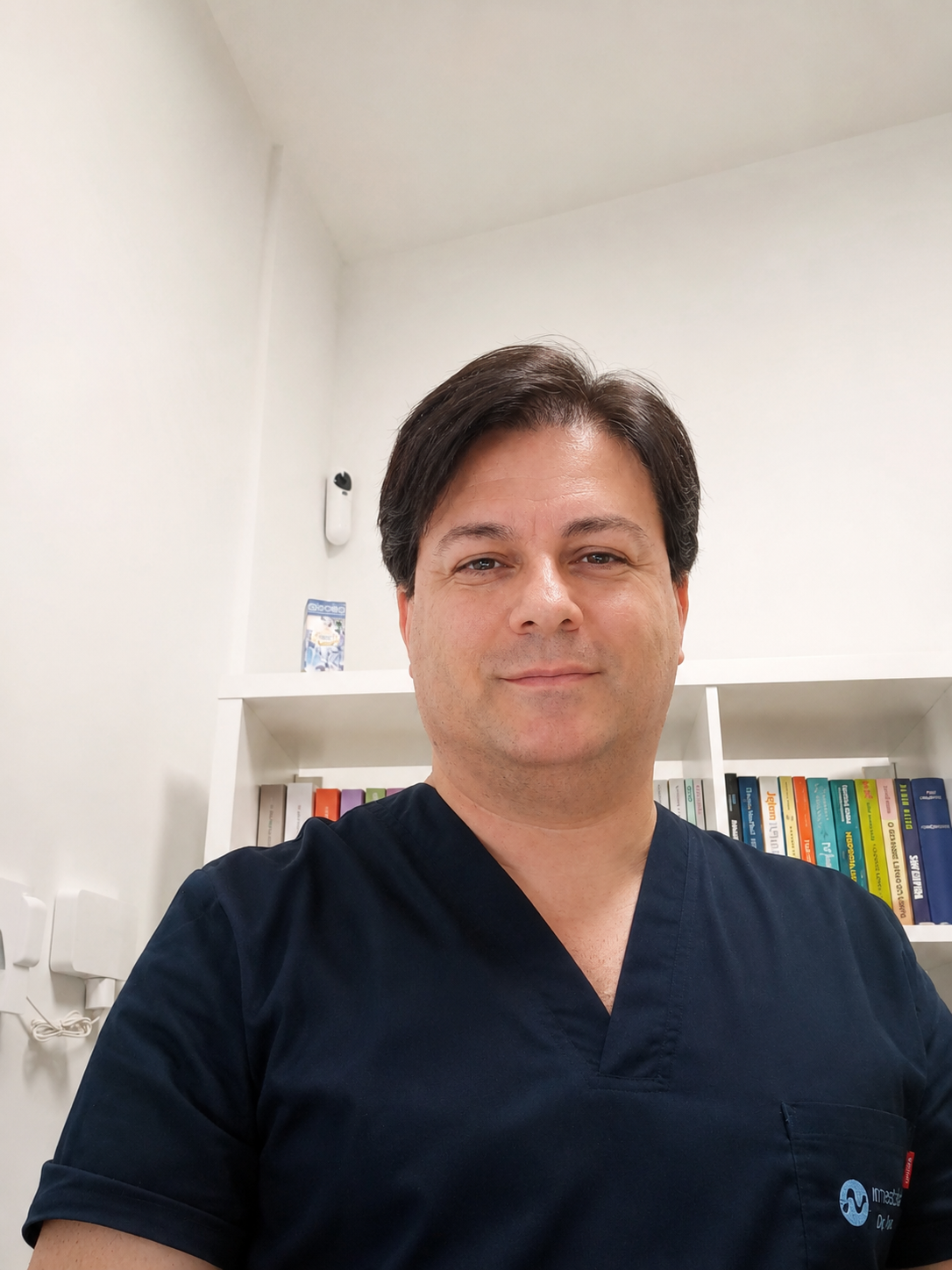 Dr. Nabais, especialista clínico e investigador, no consultório da Nmedicinas em Sintra.